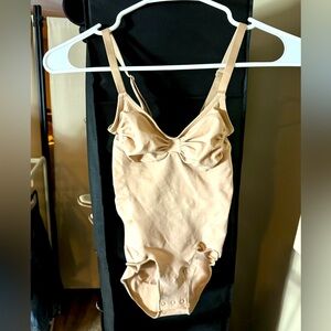 NWOT - Skims Seamless Sculpt Brief Bodysuit - Medium, this has never been worn.